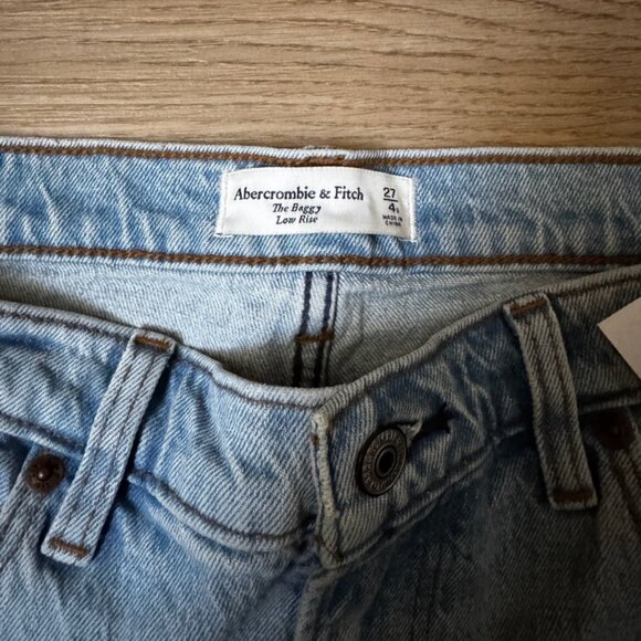 Abercrombie Low-Rise Baggy Jeans - Light Wash - Picture 6 of 7